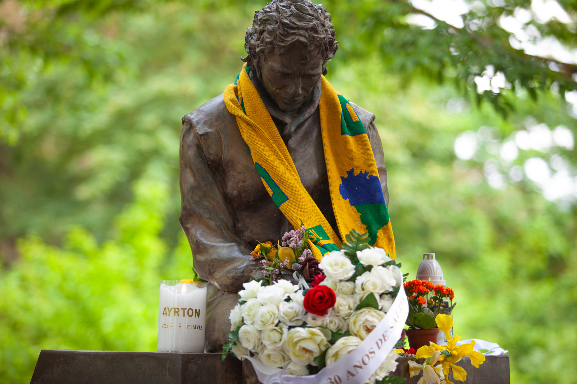 Ayrton Senna Statue mit Fimyli Grabgruß und Kerze